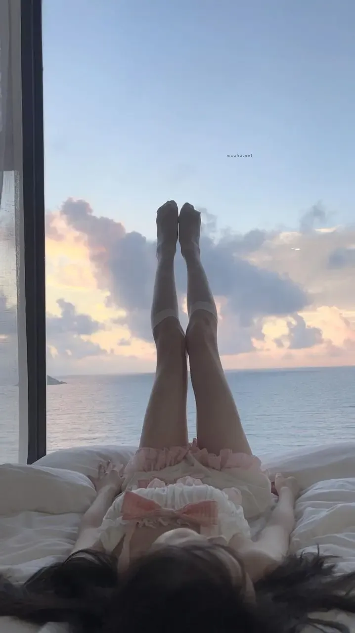 小甜酒子 – 海边落地窗【11P】